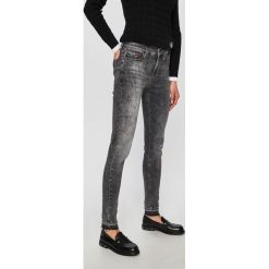 Tommy Jeans - Jeansy Nora. Jeansy damskie Tommy Jeans. W wyprzedaży za 379,90 zł.