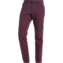 Spodnie męskie: Calvin Klein PARKER REFINED Chinosy purple