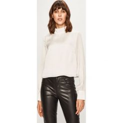 Glamorous - Bluzka. Białe bluzki damskie Glamorous, s, bez wzorów, z poliesteru, ze stójką, z długim rękawem. W wyprzedaży za 79,90 zł.