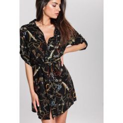 Czarna Sukienka Credible. Czarne sukienki damskie other, xl, bez wzorów, z wykładanym kołnierzem, bez rękawów, mini. Za 59,99 zł.