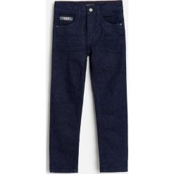 Jeansy regular z ozdobną taśmą - Granatowy. Niebieskie jeansy męskie Reserved, m, bez wzorów. Za 89,99 zł.