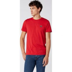 Wrangler Koszulka Czerwony. Czerwone podkoszulki męskie Wrangler, xl, bez wzorów, z bawełny, bez kołnierzyka, z krótkim rękawem, krótkie. Za 102,95 zł.