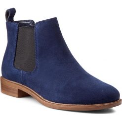 Sztyblety CLARKS - Taylor Shine 261128604 Navy Suede. Niebieskie buty zimowe damskie Clarks, z jeansu, z okrągłym noskiem, na obcasie. W wyprzedaży za 269,00 zł.