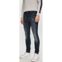 Tommy Jeans - Jeansy. Niebieskie jeansy męskie Tommy Jeans, z aplikacjami. Za 499,90 zł.