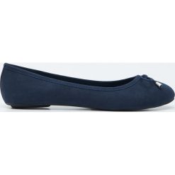 Baleriny z kokardką - Granatowy. Niebieskie baleriny damskie Sinsay, bez wzorów, bez obcasa. Za 19,99 zł.