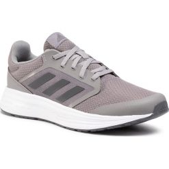 Buty adidas - Galaxy 5 FW5714 Dove Grey/Grey Five/Cloud White. Szare buty sportowe męskie Adidas, ze skóry ekologicznej, bez zapięcia, do biegania. Za 199,00 zł.