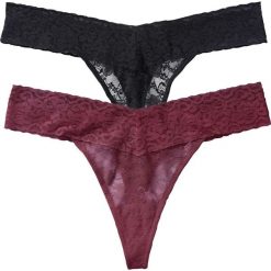 Stringi (2 pary) bonprix bordowy + czarny. Czerwone stringi damskie bonprix, w koronkowe wzory, z koronki. Za 35,98 zł.