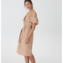 Sukienka off shoulder - Beżowy. Brązowe sukienki damskie House, s, bez wzorów, bez kołnierzyka, bez rękawów. Za 99,99 zł.