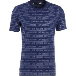 Love Moschino Tshirt z nadrukiem navy. Niebieskie koszulki polo męskie Love Moschino, m, z nadrukiem, z elastanu. W wyprzedaży za 384,30 zł.