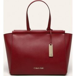 Calvin Klein - Torebka. Brązowe torby damskie na zakupy Calvin Klein, w paski, ze skóry ekologicznej, duże, bez dodatków. W wyprzedaży za 499,90 zł.