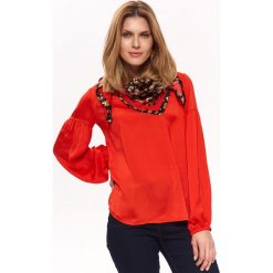 Bluzka z odkrytymi plecami o luźnym kroju. Czerwone bluzki damskie Top Secret, bez wzorów, z tkaniny, eleganckie, z dekoltem na plecach, z długim rękawem. W wyprzedaży za 29,99 zł.