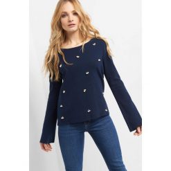 Lekki sweter z perełkami. Niebieskie bez kategorii Orsay, xs, z bawełny, klasyczne, z klasycznym kołnierzykiem. W wyprzedaży za 50,00 zł.
