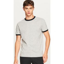 T-shirt z kontrastową lamówką - Jasny szar. Szare t-shirty męskie Reserved, l, z kontrastowym kołnierzykiem. Za 29,99 zł.