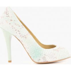 Czółenka peep toe z wytłaczanym efektem zwierzęcym. Zielone czółenka damskie marki Badura, bez wzorów, z otwartym noskiem, bez obcasa. Za 329,99 zł.