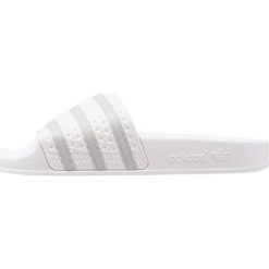 Adidas Originals ADILETTE Sandały kąpielowe footwear white. Białe sandały damskie marki adidas Originals, z tworzywa sztucznego. W wyprzedaży za 127,20 zł.