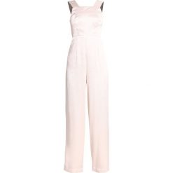 Topshop Kombinezon light pink. Czerwone spodnie damskie marki Topshop, bez wzorów, z wiskozy, bez kołnierzyka, bez rękawów. W wyprzedaży za 423,20 zł.