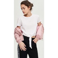T-shirt z wiązaniem - Biały. Białe t-shirty damskie Sinsay, xl, bez wzorów, bez kołnierzyka. W wyprzedaży za 7,99 zł.