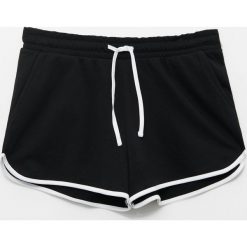 Szorty dresowe - Czarny. Czarne szorty damskie Reserved, s, bez wzorów, z dresówki. Za 49,99 zł.