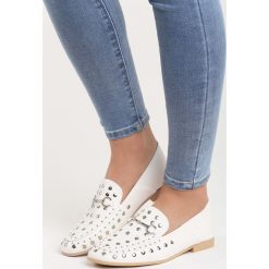 Białe Mokasyny Latest Top. Białe mokasyny damskie Born2be, bez wzorów, ze skóry, bez kołnierzyka. Za 49,99 zł.
