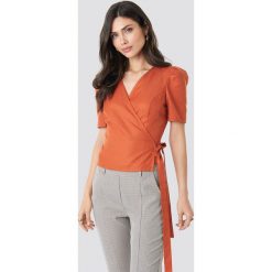 NA-KD Kopertowy top z wiązaniem - Orange. Pomarańczowe topy damskie marki NA-KD, bez wzorów, bez kołnierzyka. Za 121,95 zł.