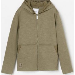 Bluza z ozdobnym napisem przy kapturze - Khaki. Brązowe bluzy męskie Reserved, m, z napisami, bez kołnierzyka, bez rękawów, bez kaptura. Za 55,99 zł.