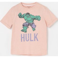 Bawełniany t-shirt z Hulkiem - Różowy. Różowe t-shirty męskie Reserved, bez wzorów, z bawełny, bez kołnierzyka. Za 39,99 zł.