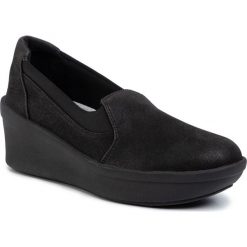 Półbuty CLARKS - Step Rose Moon 261459874 Black. Czarne półbuty damskie Clarks, na co dzień, bez wzorów, z tworzywa sztucznego, bez obcasa, na koturnie, bez zapięcia. W wyprzedaży za 199,00 zł.