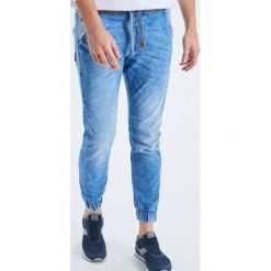 Jeansy slim jogger - Niebieski. Niebieskie jeansy męskie Cropp, m, bez wzorów. Za 99,99 zł.