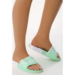 Zielone Klapki Well-Meaning. Zielone klapki damskie Born2be, z napisami, bez obcasa, na płaskiej podeszwie. Za 24,99 zł.