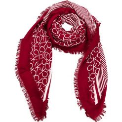 Chusta CALVIN KLEIN - Printed Ck Scarf K60K604704 628. Czerwone chusty damskie marki Calvin Klein, z materiału. Za 229,00 zł.