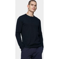 Longsleeve męski TSML600 - granat - Outhorn. Koszulki męskie Outhorn, m, bez wzorów, bez kołnierzyka, z długim rękawem, długie. W wyprzedaży za 39,99 zł.
