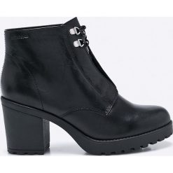 Vagabond - Botki. Czarne botki damskie lity marki Vagabond, z materiału, z okrągłym noskiem, na sznurówki. W wyprzedaży za 299,90 zł.