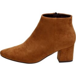 Botki damskie na obcasie VINCEZA 10561 CAMEL. Brązowe botki damskie Vinceza, z zamszu, klasyczne, na wysokim obcasie, na obcasie, bez zapięcia. W wyprzedaży za 169,00 zł.