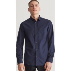 Koszula regular fit z kieszenią - Granatowy. Niebieskie koszule męskie Reserved, s, bez wzorów, bez kołnierzyka, bez rękawów. W wyprzedaży za 49,99 zł.