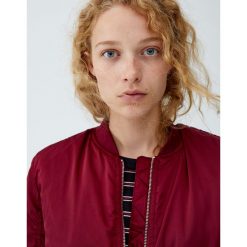 Kurtka typu bomber basic. Czerwone kurtki damskie Pull&Bear, bez wzorów, bez kaptura. Za 79,90 zł.