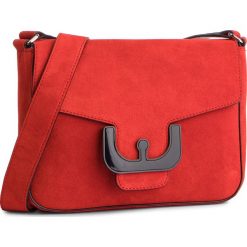 Torebka COCCINELLE - DJ6 Ambrine Cross Suede E1 DJ6 15 01 01 Coquelicot R09. Czerwone listonoszki damskie Coccinelle, bez wzorów, ze skóry, bez dodatków. Za 1049,90 zł.