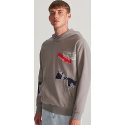 Bluza z nadrukiem - Szary. Szare bluzy męskie Reserved, s, z nadrukiem, bez kołnierzyka, bez rękawów, bez kaptura. Za 139,99 zł.