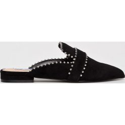 Steve Madden - Klapki Wind. Czarne klapki damskie Steve Madden, bez wzorów, ze skóry, bez obcasa, na obcasie. W wyprzedaży za 159,90 zł.
