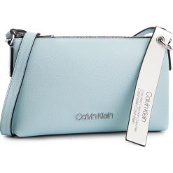 Torebka CALVIN KLEIN - Neat Ew Crossbody K60K605081 458. Niebieskie listonoszki damskie Calvin Klein, bez wzorów, ze skóry ekologicznej, bez dodatków. W wyprzedaży za 299,00 zł.