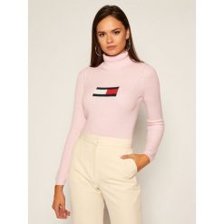 Golf Tommy Jeans Tommy Flag Roll DW0DW08857. Różowe swetry damskie Tommy Jeans, l, bez wzorów, z jeansu, bez rękawów, bez kaptura. Za 449,00 zł.