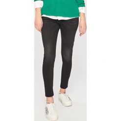 Jeansy high waist - Czarny. Czarne spodnie damskie z wysokim stanem Reserved, z podwyższonym stanem. W wyprzedaży za 59,99 zł.