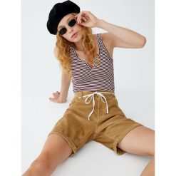 Krótki top z wycięciem przy dekolcie. Szare topy damskie marki Pull&Bear. Za 49,90 zł.