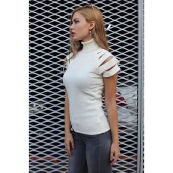 Bluzka CIERA WHITE. Białe bluzki damskie Bluzka CIERA WHITE, uniwersalny, bez wzorów, bez kołnierzyka, bez rękawów. W wyprzedaży za 39,00 zł.