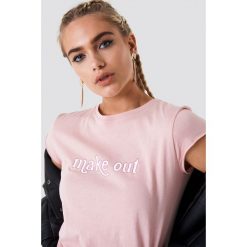 NA-KD T-shirt Make Out - Pink. Różowe t-shirty damskie marki NA-KD, z nadrukiem, z dzianiny, z okrągłym kołnierzem. Za 40,95 zł.