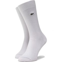 Skarpety Wysokie Męskie LACOSTE - RA7805 Blanc 001. Białe skarpetki męskie Lacoste, bez wzorów, z elastanu. Za 59,00 zł.