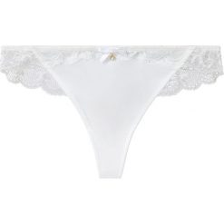 Stringi bonprix ecru. Białe majtki damskie marki bonprix, w koronkowe wzory, z materiału. Za 29,99 zł.