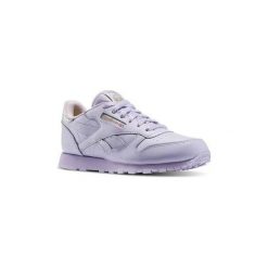 Buty Reebok Sport CLASSIC LEATHER METALLIC. Fioletowe buty sportowe damskie marki Reebok Sport, bez wzorów, bez zapięcia. Za 256,21 zł.