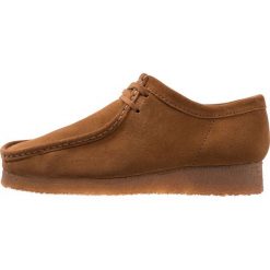 Clarks Originals WALLABEE Sznurowane obuwie sportowe cola. Pomarańczowe buty sportowe męskie marki Clarks Originals, ze skóry, na sznurówki. Za 669,00 zł.
