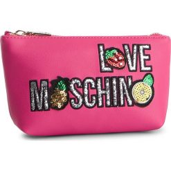 Kosmetyczka LOVE MOSCHINO - JC5314PP07KL0604 Fuxia. Różowe kosmetyczki męskie Love Moschino, bez wzorów, ze skóry ekologicznej. W wyprzedaży za 249,00 zł.