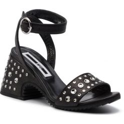 Sandały MCQ ALEXANDER MCQUEEN - 556935 R2594 Black 1000. Czarne klapki damskie McQ Alexander McQueen, bez wzorów, ze skóry, bez obcasa, na obcasie. W wyprzedaży za 1169,00 zł.